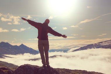 Adam sırf cliff üzerinde