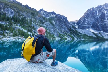 Dağlarda yürüyüş adam