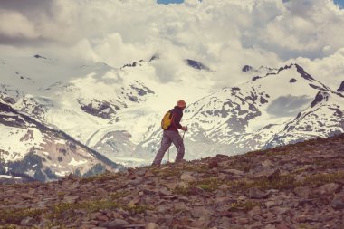 Dağlarda yürüyüş adam