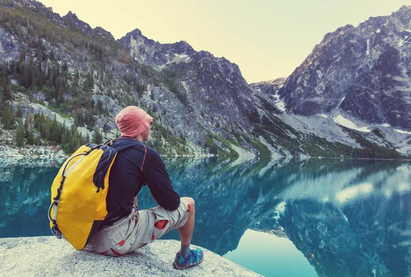 在山中徒步旅行人 — 图库照片