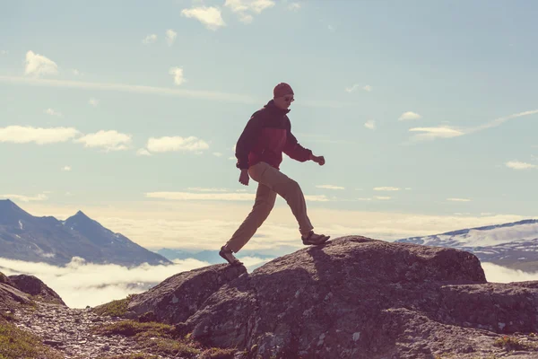 Hiking man in mountains — Stock Photo, Image