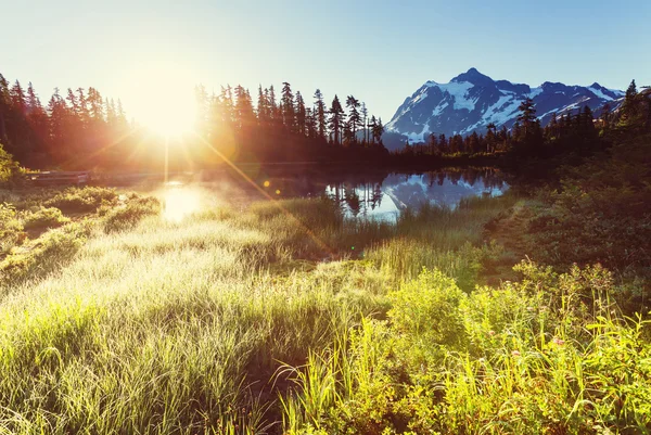 Picture lake and mount Shuksan — Stock Photo, Image