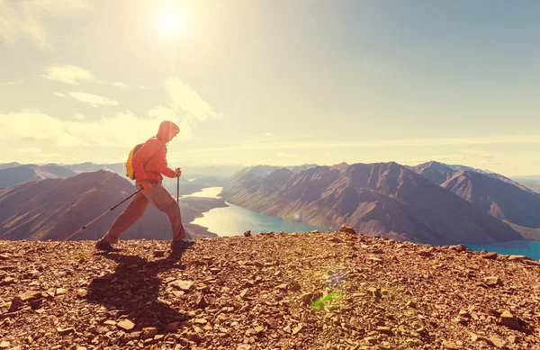 Hiking man in mountains — Stock Photo, Image