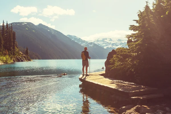 Escursionismo uomo in montagna — Foto Stock