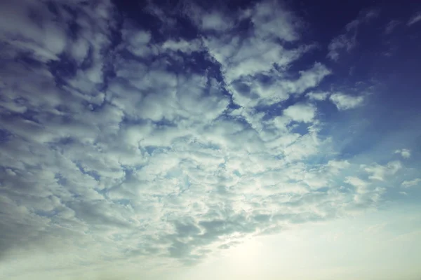 Fredliga blå himmel och moln — Stockfoto
