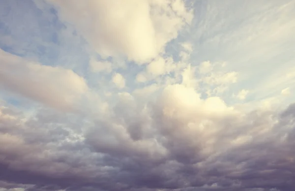 Fredliga blå himmel och moln — Stockfoto