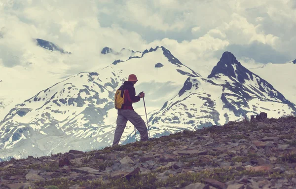 Hiking man in mountains — Stock Photo, Image