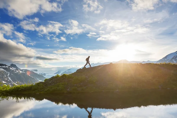 Wandersmann in den Bergen — Stockfoto