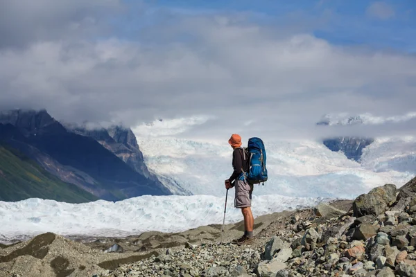 Buzul, Alaska üzerinde uzun yürüyüşe çıkan kimse — Stok fotoğraf