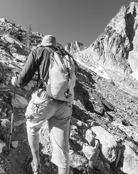 Homem escalando nas montanhas — Fotografia de Stock