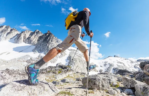 Escursionismo uomo in montagna — Foto Stock