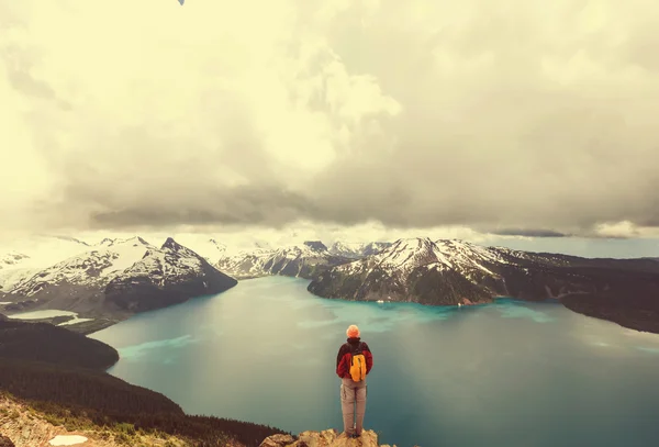 Wandelen man in Bergen — Stockfoto