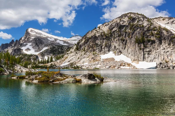 Hermosa zona salvaje de lagos alpinos — Foto de Stock