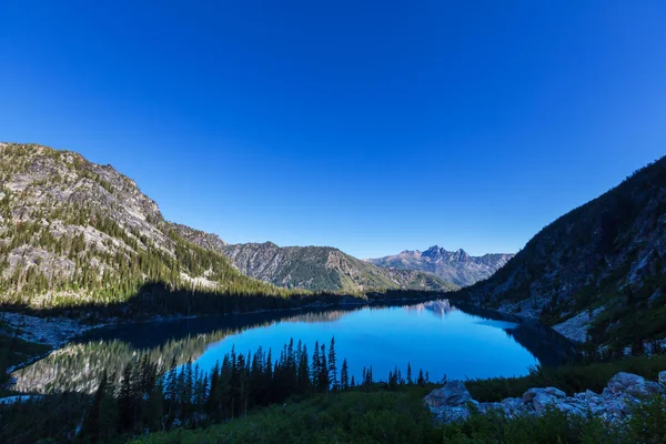 Hermosa zona salvaje de lagos alpinos — Foto de Stock