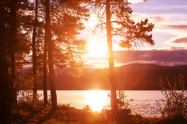 Scène du lever du soleil sur le lac — Photo