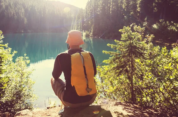 Hiking man in mountains — Stock Photo, Image