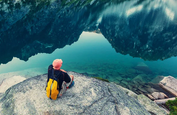 Uomo seduto sul lago — Foto Stock