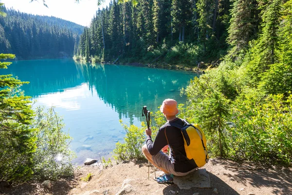 Hiking man in mountains — Stock Photo, Image