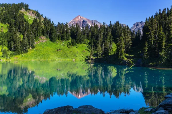 Красивые двойные озера — стоковое фото