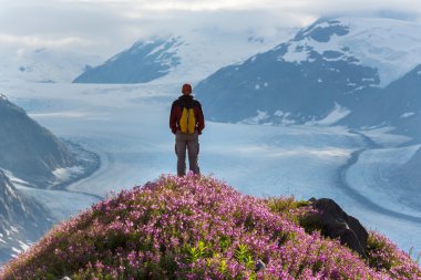 Dağlarda yürüyüş adam