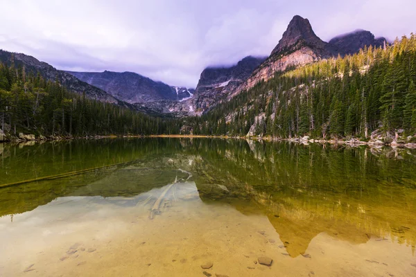 Vyrovnanost jezero v horách — Stock fotografie