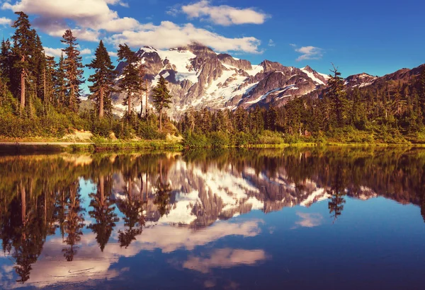 Imagem lago e monte Shuksan — Fotografia de Stock