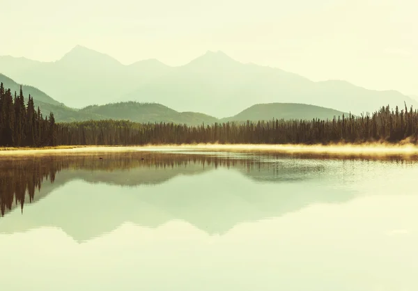 Jezioro w Alaskan tundra — Zdjęcie stockowe