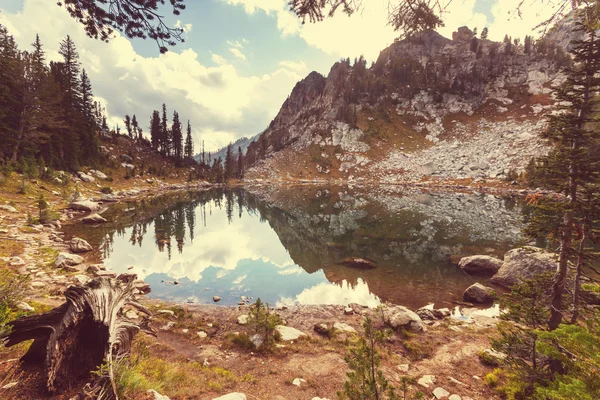 Lac de sérénité en montagne — Photo