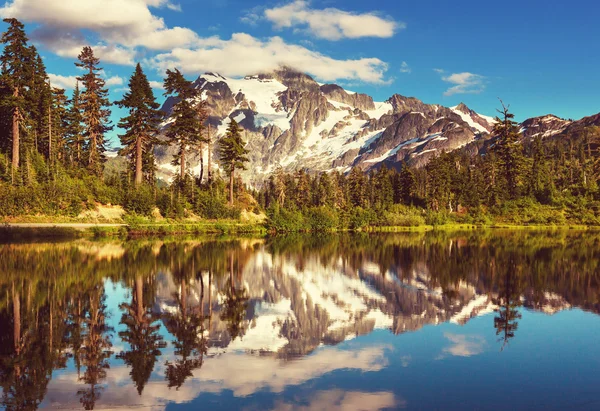 Picture lake and mount Shuksan — Stock Photo, Image