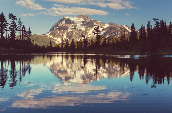 Foto meer en berg shuksan — Stockfoto