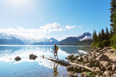 Dağlarda yürüyüş adam