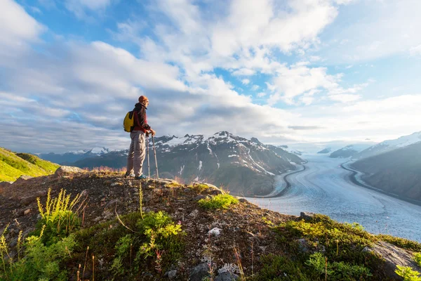 Escursionismo uomo in montagna — Foto Stock