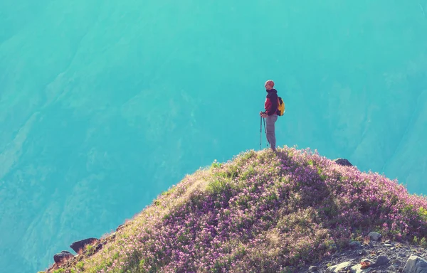 Hiking man in mountains — Stock Photo, Image