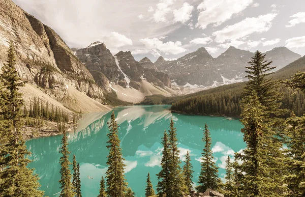 Beautiful Moraine lake — Stock Photo, Image