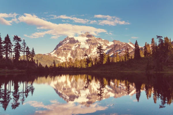 Bild See und Mount Shuksan — Stockfoto