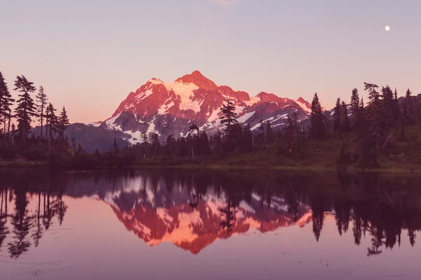 Малюнок озеро і гори shuksan — стокове фото