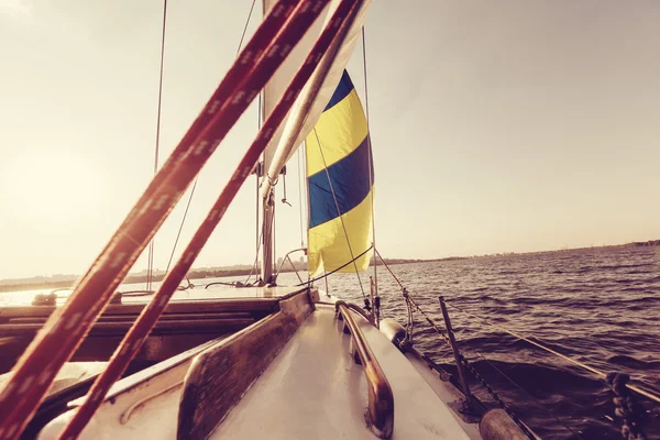 Segeljacht auf dem großen Fluss — Stockfoto