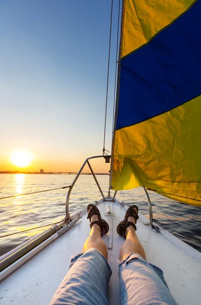 Segeljacht auf dem großen Fluss — Stockfoto