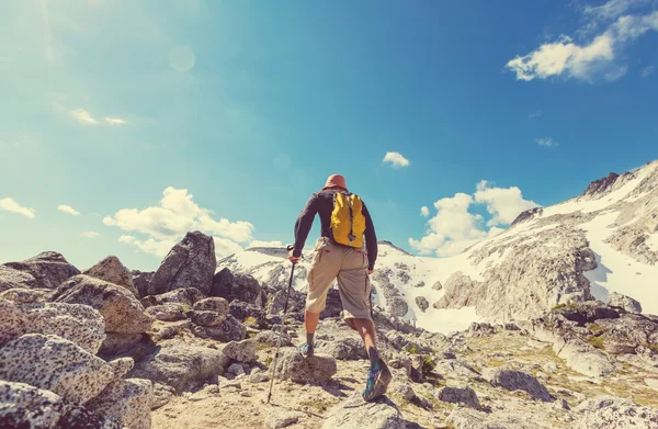Escursionismo uomo in montagna — Foto Stock