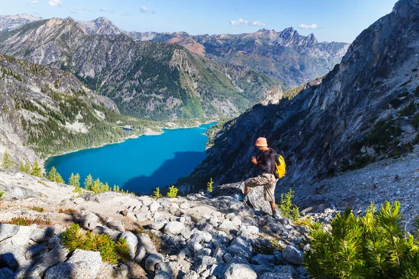 Muž turistika v horách — Stock fotografie