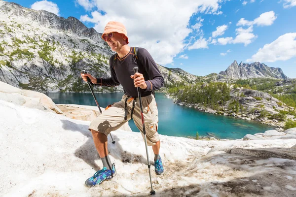 在山里徒步旅行人 — 图库照片