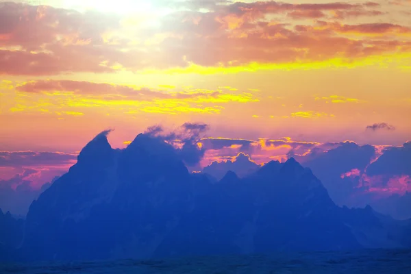 Montañas pintorescas al atardecer — Foto de Stock