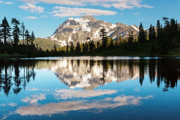 Resim göl nd Dağı Shuksan — Stok fotoğraf