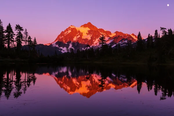 画像湖 nd 山 Shuksan — ストック写真