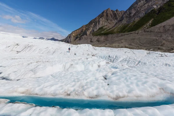 肯尼科特冰川湖上乘坐的徒步旅行者 — 图库照片