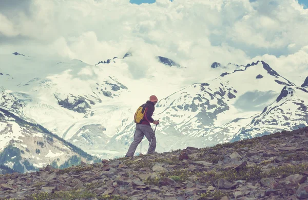 Escursionismo uomo in montagna — Foto Stock