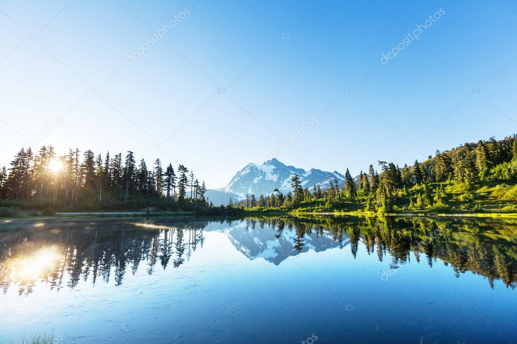 Picture lake and mount Shuksan