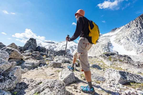 Wandelen man in de bergen — Stockfoto