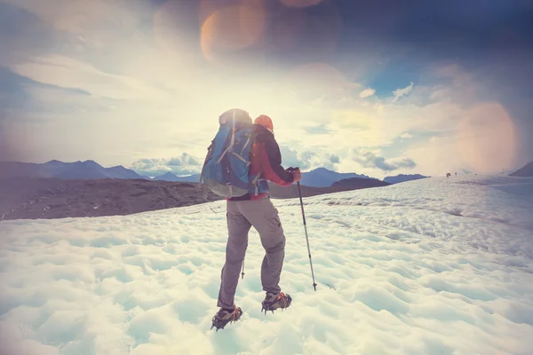 Uzun yürüyüşe çıkan kimse Kennicott buzul üzerinde — Stok fotoğraf