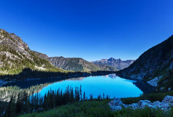 Bellissimo lago alpino — Foto Stock